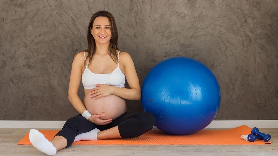 Hamilelikte reformer pilates yapan bir kadın