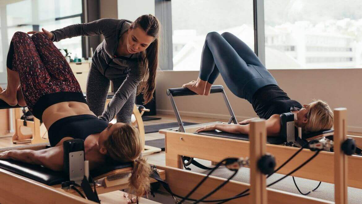 Medikal pilates egzersizi yapan kişi