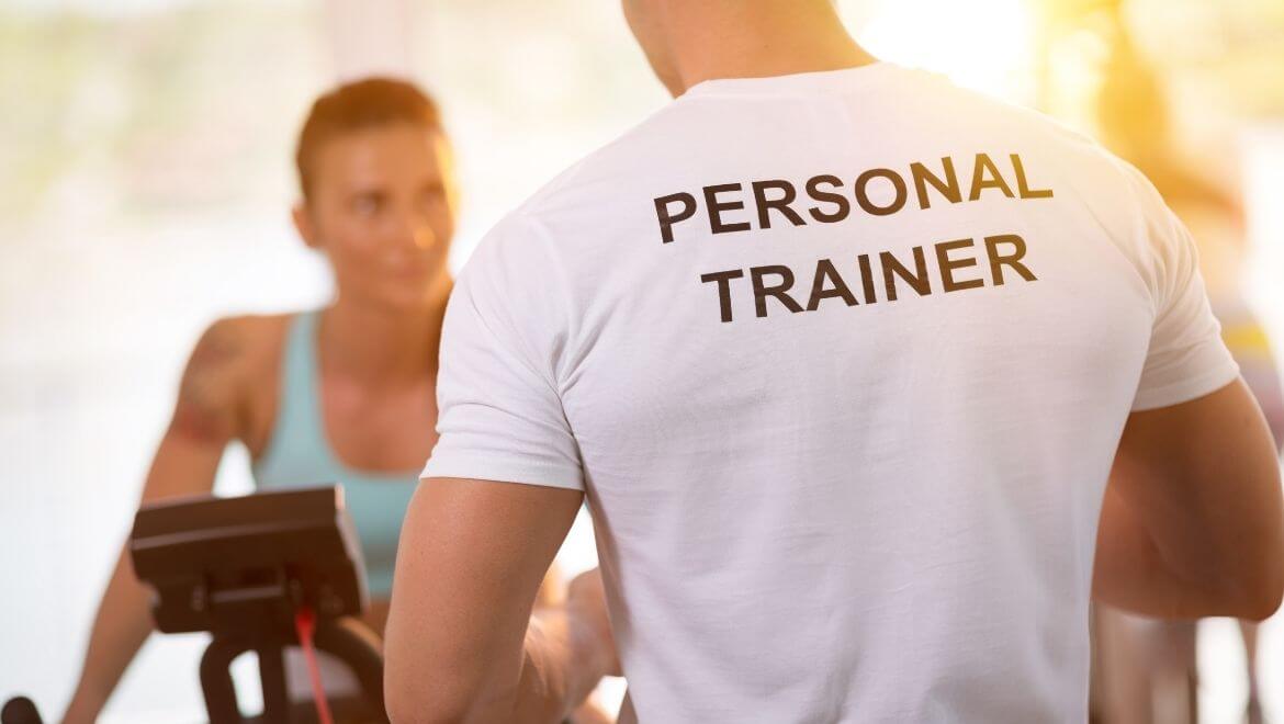 Personal trainer danışanına egzersiz yaptırırken